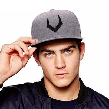 Men’s Grey Snapback Cap – Modern Streetwear Hat with Minimal Logo