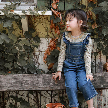 Countryside Adventure: Durable yet stylish, this blouse is ideal for outdoor exploration. The intricate petal print offers a timeless, high-quality look.