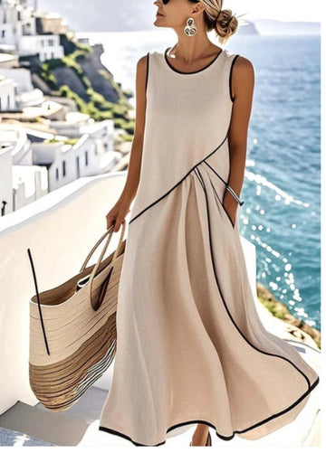 Summer Dream: Breezy short sleeves and a sweeping hemline. Ideally paired with sandals for a relaxed look.